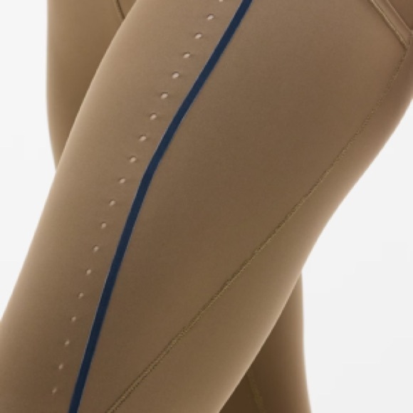 NWT Athleta Interval Stash Tipped Lasercut 7/8 leggings w/Pockets in Clay/Navy - Picture 6 of 12